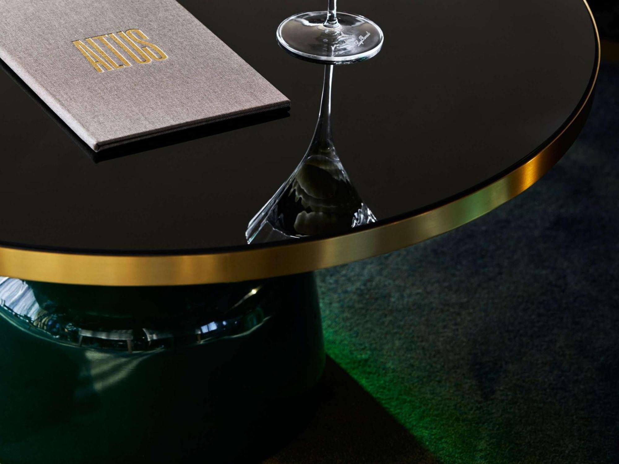 Hotel Chadstone Melbourne Mgallery Collection Ngoại thất bức ảnh A table at the bar
